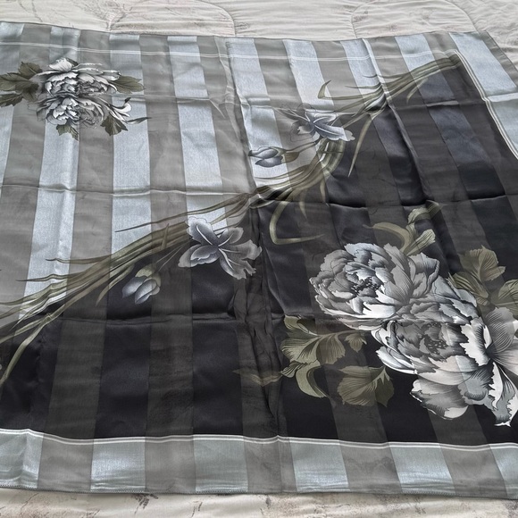 Grey and black floral silk-like semi-sheer square striped shawl scarf size 40x40 - Picture 4 of 12